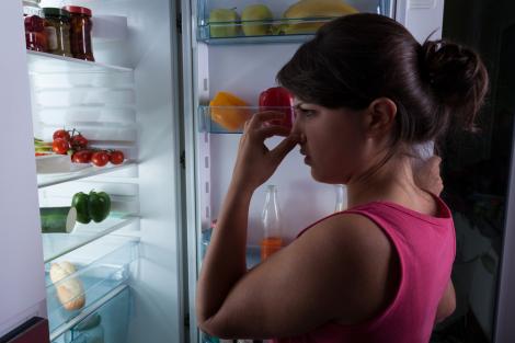 Cum să elimini mirosurile urâte din frigiderul tău? Învaţă să faci o soluţie simplă şi eficientă