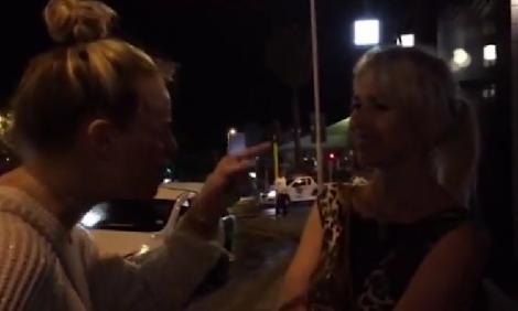 VIDEO INTERZIS MINORILOR! Ce se întâmplă când se întâlnesc două femei aflate sub influenţa alcoolului şi îndrăgostite de acelaşi bărbat