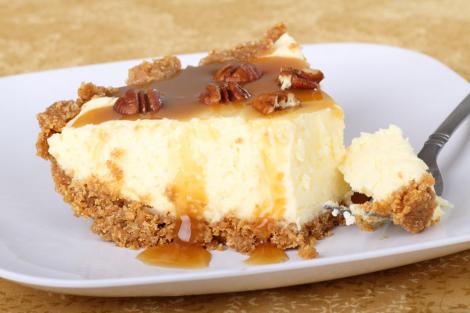 Cheesecake cu nuci şi caramel, o prăjitură delicioasă, foarte uşor de făcut! Vezi toţi paşii reţetei