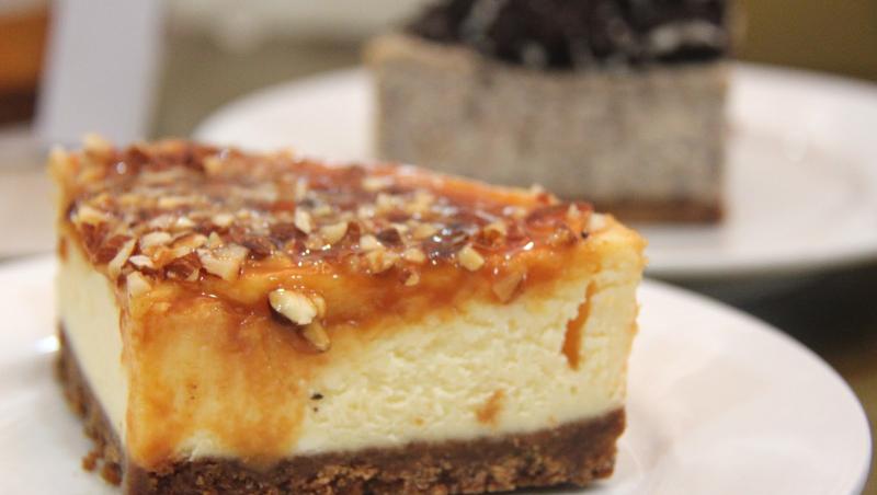 Cheesecake cu nuci şi caramel, o prăjitură delicioasă, foarte uşor de făcut! Vezi toţi paşii reţetei