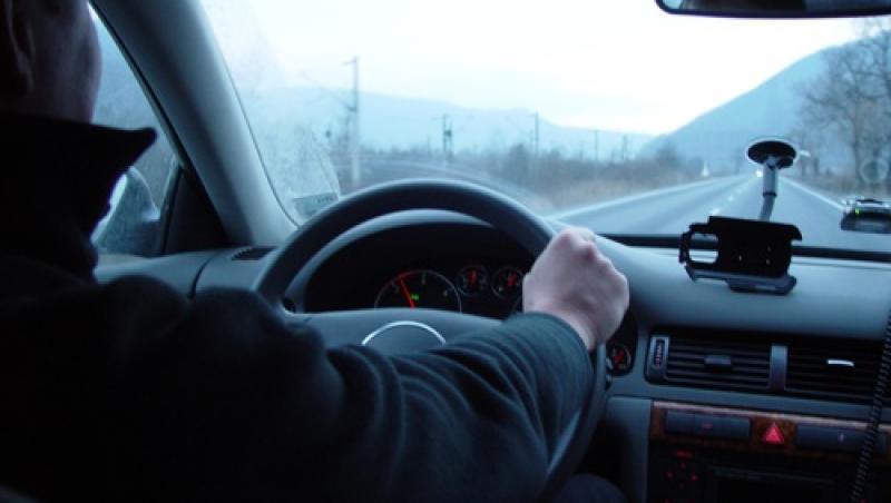 Atenţie, imagini şocante! El e cel mai inconştient şofer! A făcut o manevră greşită şi asta l-a costat scump