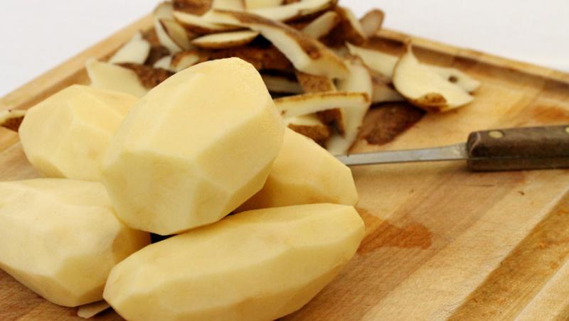 VIDEO GENIAL: Cum să cureţi cartofii în mai puţin de cinci secunde, cu mâinile goale! Un truc simplu, pe care sigur o să-l foloseşti