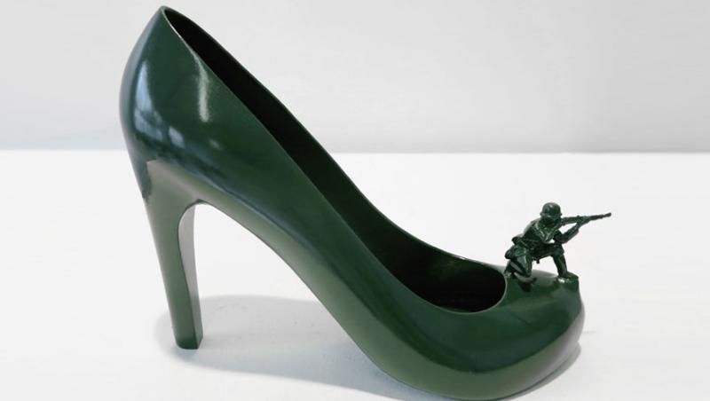 Galerie FOTO de care te îndrăgosteşti pe loc: A realizat 12 perechi de pantofi pentru 12 foste iubite! Rezultatul este spectaculos