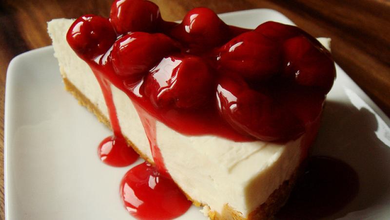 Cheesecake cu cireşe - un desert extrem de simplu, gata în fix zece minute, fără coacere! Vezi reţeta pas cu pas