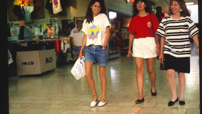 Cum era în Mall acum 16 ani! Uite cum arătau oamenii atunci și cum mergeau la shopping! Galerie FOTO unică!