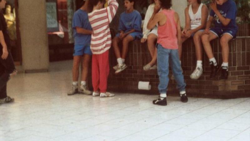 Cum era în Mall acum 16 ani! Uite cum arătau oamenii atunci și cum mergeau la shopping! Galerie FOTO unică!
