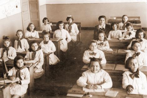 Fotografii unicat: Ce învăţau elevii la şcoală, în urmă cu 70 de ani! Îşi toceau coatele pentru un "şapte" amărât la Igienă, Gospodărie şi Educaţia morală