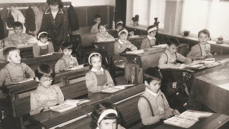 Fotografii unicat: Ce învăţau elevii la şcoală, în urmă cu 70 de ani! Îşi toceau coatele pentru un 