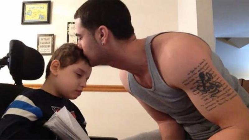 Clipul devenit viral! Un tată îi cântă fiului său care suferă de paralizie cerebrală. Ce se întâmplă cu ochii micuțului te lasă fără cuvine