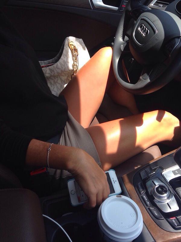 Imaginea care i-a aprins pe domni! S-a pozat &icirc;n mașină, &icirc;ntr-o poziție deocheată, și a urcat imaginea pe internet