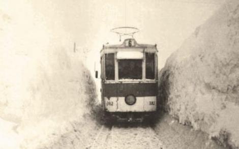 „Marele Viscol” i-a făcut pe oameni să sape tuneluri pentru a ieși din casele îngropate! „În unele locuri zăpada avea și cinci metri înălțime, nu puteam ajunge să luăm hrană”