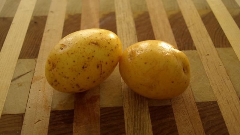 Cum să cureți CARTOFI în doar cinci secunde, fără să te murdărești pe mâini! (VIDEO)
