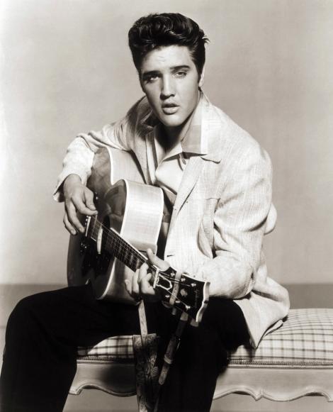 O fotografie cât o mie de cuvinte! Cum ar arăta Elvis Presley acum, la 80 de ani! Îl mai recunoşti?