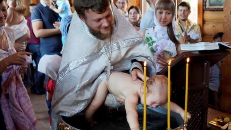 Gestul care a impresionat o lume întreagă! Ce a făcut bebeluşul ăsta înainte să fie băgat în cristelniţă! Râzi cu lacrimi