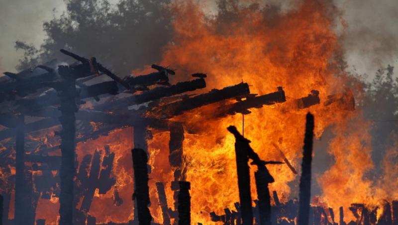 Miracol într-o casă din Giurgiu: Toată locuinţa a fost distrusă de flăcări, dar a scăpat un singur obiect! 