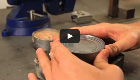 VIDEO: Cum deschizi o cutie de conservă cu mâinile goale! Milioane de oameni au vrut să afle