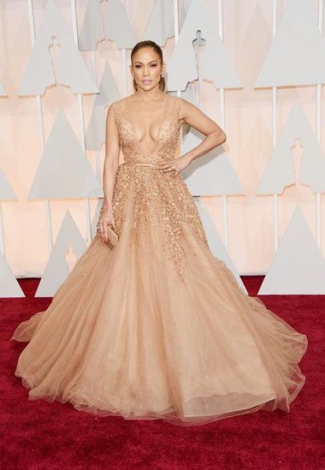 Galerie FOTO! Vedete au strălucit pe covorul roșu: J.Lo, una dintre cele mai controversate ținute de la Oscar