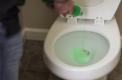 Video! Toarnă detergent lichid în toaletă! Rezultatul e UIMITOR