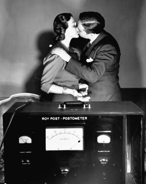 Ca de Dragobete! Detectorul de minciuni îți poate spune cât de real este SĂRUTUL dintre îndrăgostiți! L-au testat încă din 1939