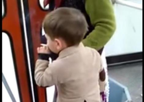 VIDEO ȘOCANT! Copil de doar PATRU ANI tragand cu sete dintr-o TIGARA, in AUTOBUZ