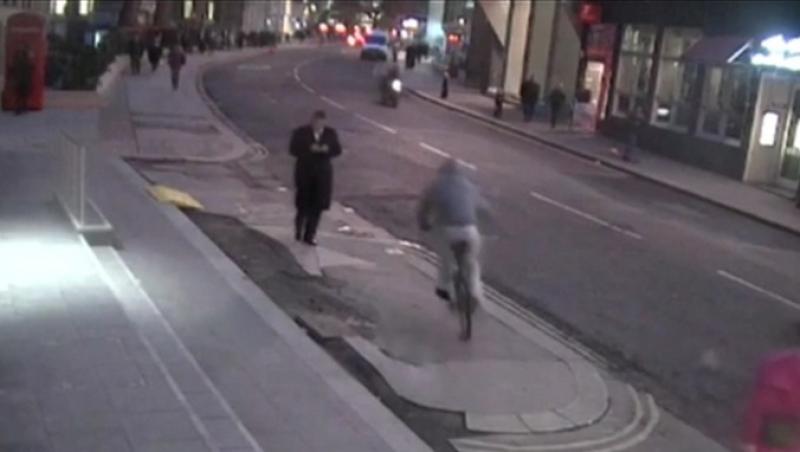 Tu mai faci asta? Uite ce a pățit un bărbat care dădea mesaje în timp ce mergea pe stradă! Acum râde tot internetul de el! (VIDEO)