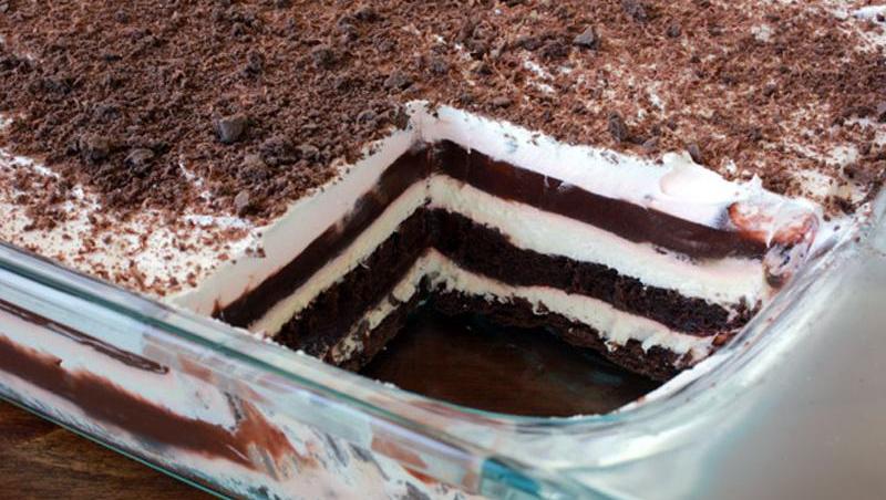 Rapidă, uşor de făcut şi delicioasă! Încearcă o prăjitură simplă, gata în 20 de minute, cu muuultă ciocolată şi frişcă