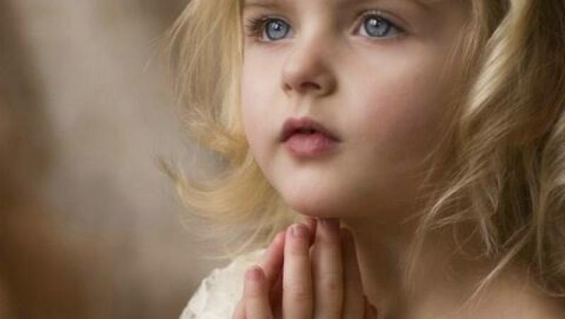 SCHIMBĂ O VIAȚĂ - Bunica de 80 de ani își crește nepoata CU UN 1 LEU PE ZI!