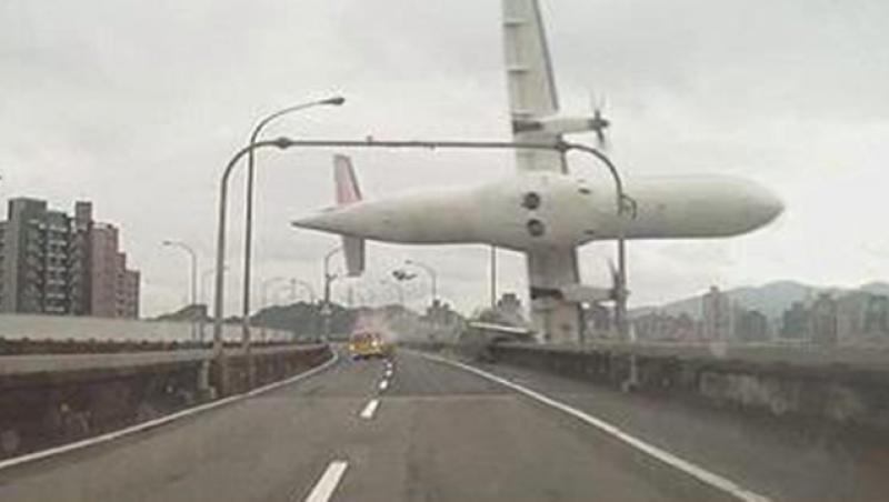 Imagini ȘOCANTE de la fața locului! Momentul în care avionul se prăbușește peste oraș!