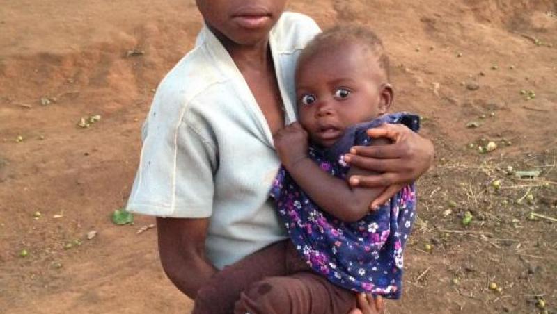 FOTO: Cum reacționează un copil african când vede pentru prima dată o persoană albă