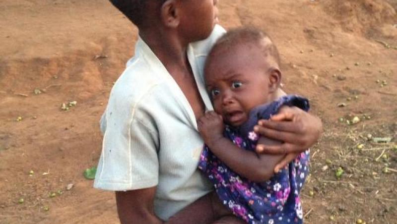 FOTO: Cum reacționează un copil african când vede pentru prima dată o persoană albă