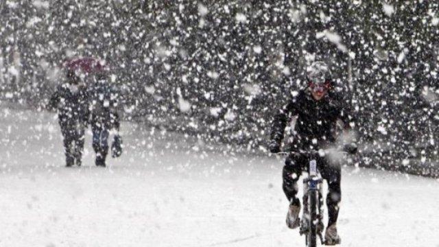 Iarna s-a &icirc;ntors &icirc;n forţă! Ninsoarea şi viscolul au pus stăp&acirc;nire pe şoselele din Rom&acirc;nia