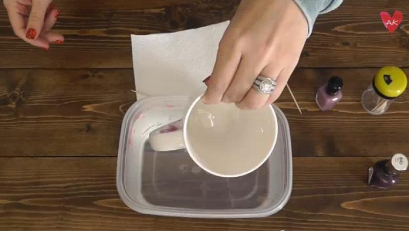 O simplă cană se poate transforma în ceva deosebit! Ai nevoie de câteva picături de ojă! VIDEO pas cu pas