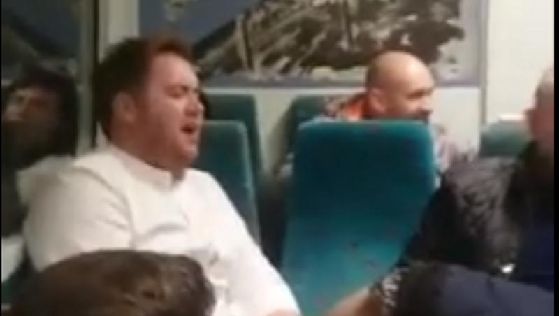 Ți se face pielea de găină! Bărbatul acesta cântă DUMNEZEIEȘTE în tren! Toți au rămas muți de uimire! (VIDEO)
