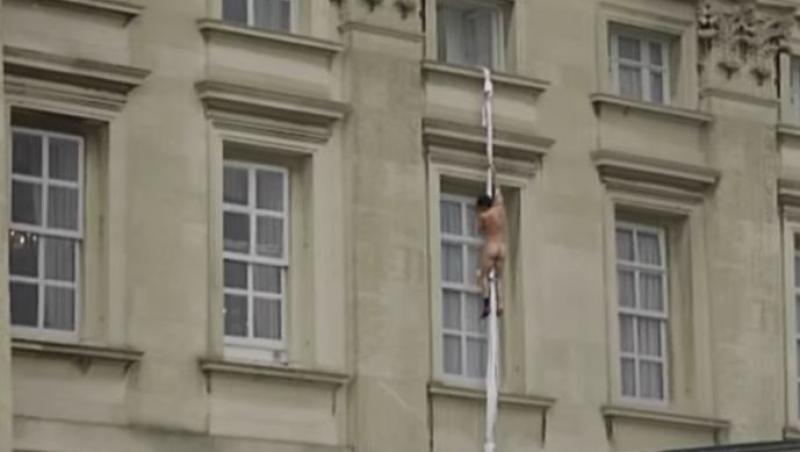 Un bărbat gol pușcă a coborât din palatul Reginei, agățat de cearșafuri! Lumea a rămas mută de uimire! Uite ce au văzut toți! (VIDEO)