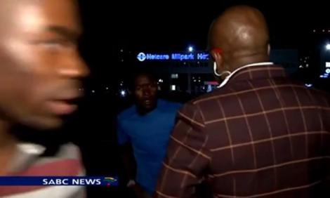 În Africa de Sud, o echipă de televiziune a fost jefuită în plină stradă, în DIRECT