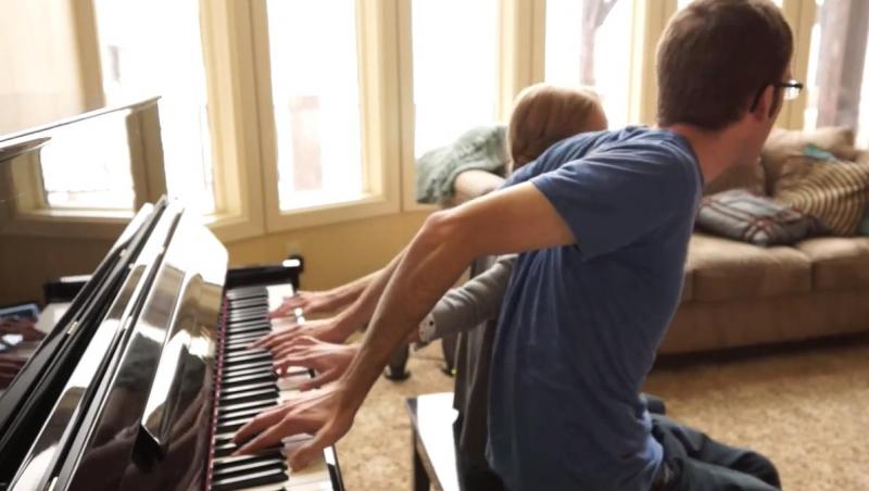 VIDEO: Cântă DUMNEZEIEŞTE la pian cu... mâinile la spate! Clipul a devenit viral în toată lumea