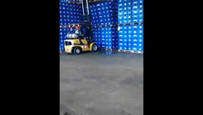 „Ce-ai făcut, Gigele?!” Angajatul unui magazin a reușit să facă un adevărat dezastru în depozitul cu bere! Toți au râs de el! (VIDEO)