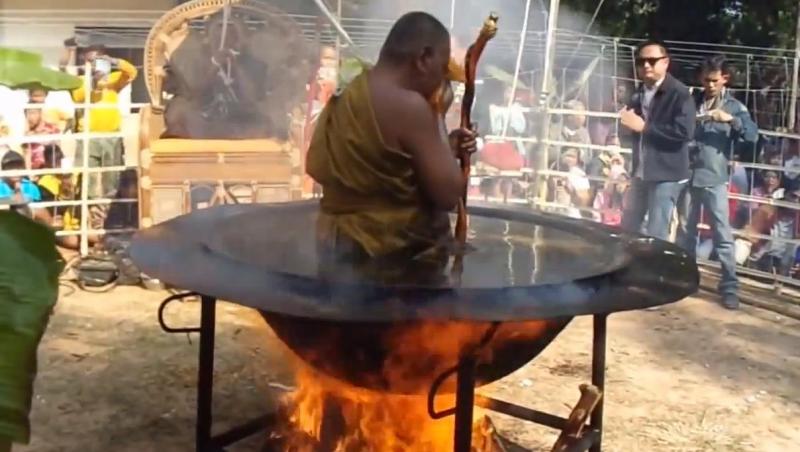 VIDEO ÎNFIORĂTOR: Un călugăr budist meditează în ulei încins, deasupra focului! Imaginile au şocat o lume întreagă