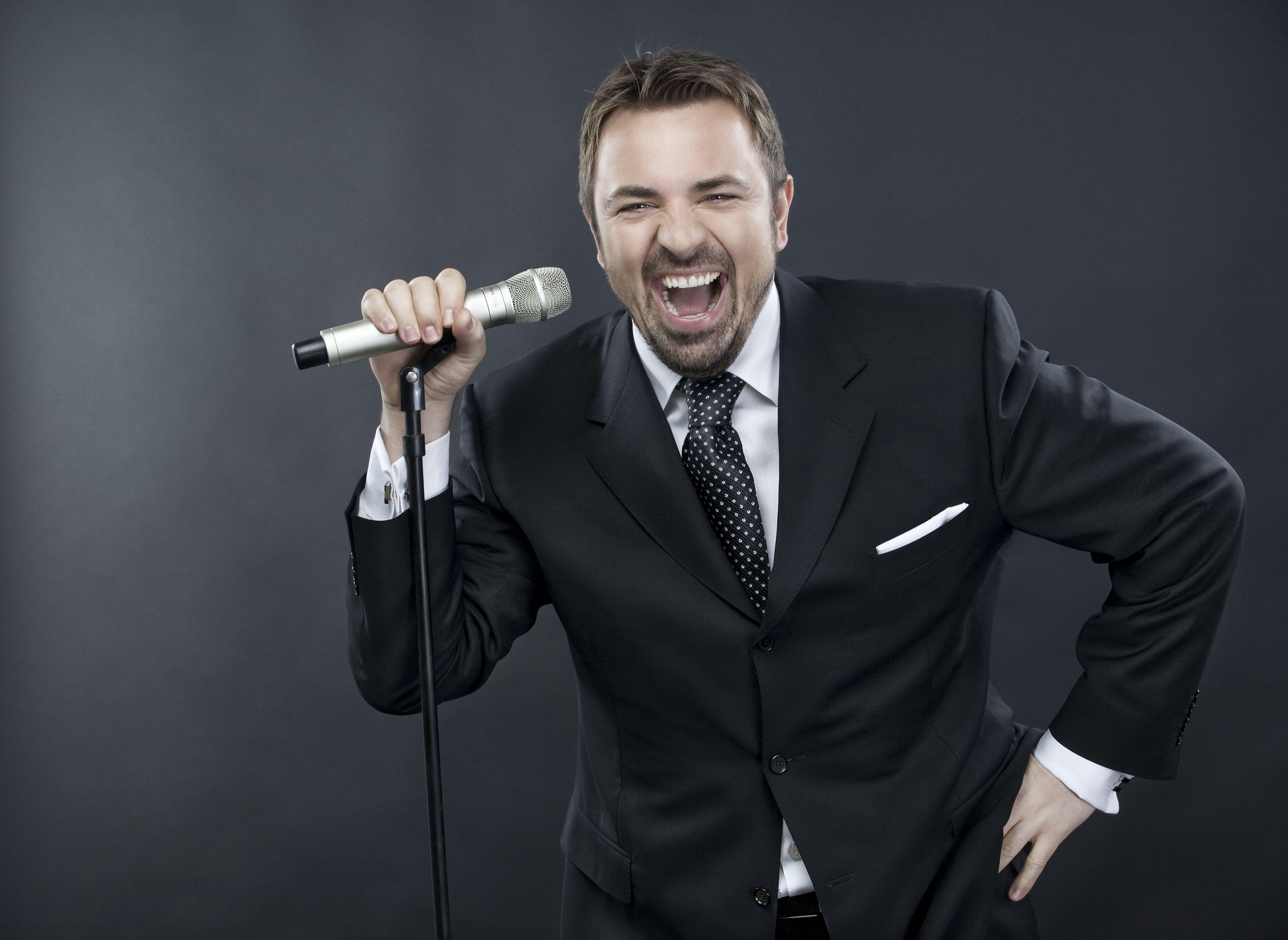 VIDEO: Nici măcar o căzătură nu-l poate &icirc;nvinge! Horia Brenciu, spectacol total &icirc;ntr-un club bucureștean