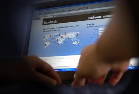 Anunţ de ultimă oră de la Facebook: Ce păţeşti dacă postezi imagini sexy pe Internet! Regulile sunt drastice