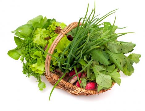 În toiul primăverii, verdețurile fac MINUNI! Ce se întâmplă dacă mănânci în fiecare zi salata, ceapă verde sau spanac