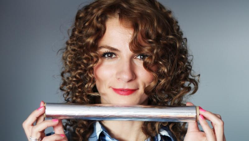 Wow, efectul este SPECTACULOS! Adio, feon și placă: Uite cum poți obține BUCLELE PERFECTE, acasă, cu ajutorul foliei de aluminiu