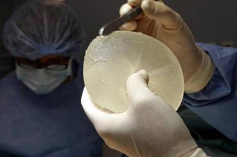 Alertă în lumea medicală! Implantul mamar a dezvoltat o formă rară de cancer: 18 cazul au fost confirmate