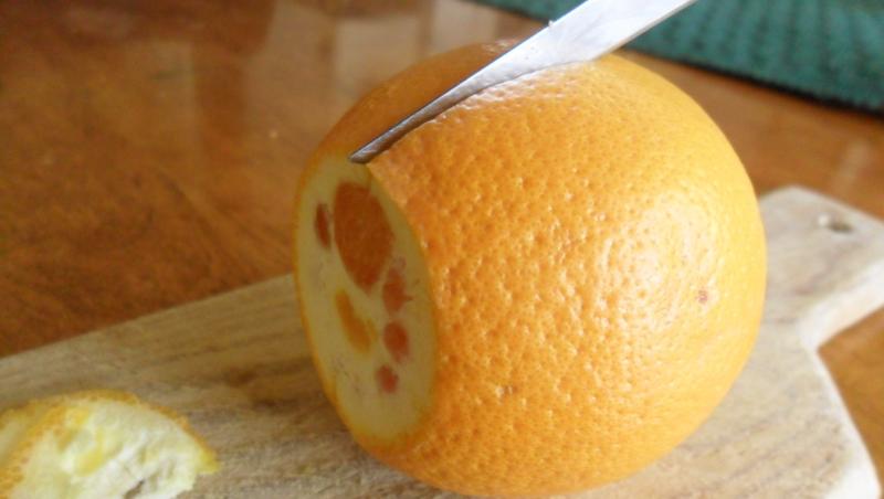 Ai făcut greșit asta până acum! Uite cum se desface de fapt o portocală, în doar 5 secunde! (VIDEO)