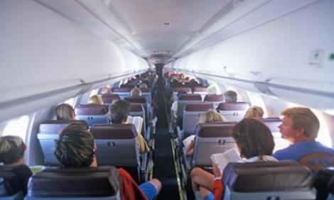 VIDEO: Un BILET uitat de o adolescentă în avion face DELICIUL celor care îl citesc!!! Ce a scris tânăra în timpul zborului