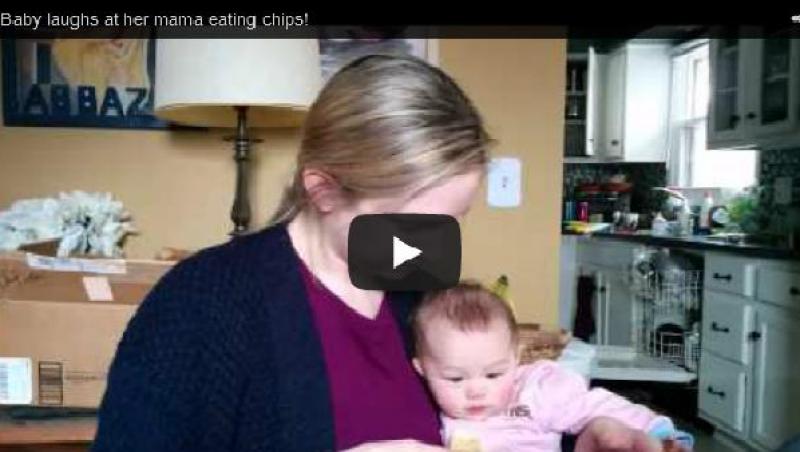 VIDEO de care nu te poţi sătura: Reacţia ADORABILĂ a unui bebeluş atunci când mama lui mănâncă chipsuri