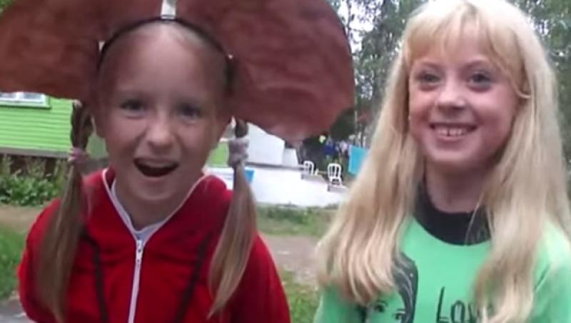 Nu te uita dacă ești slab de inimă! Uite cum râd aceste fete, te iau fiorii! (VIDEO)