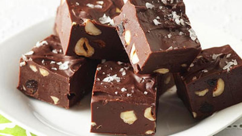 Cum să faci ciocolată de casă în fix zece minute! O reţetă extrem de simplă, cu puţine ingrediente