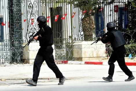 Anunţ şocant: Autorii atacului terorist comis în Tunisia aveau mitraliere din România