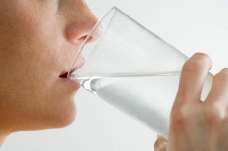 MIT sau realitate? Este bine sau nu să bei 2 litri de apă pe zi?